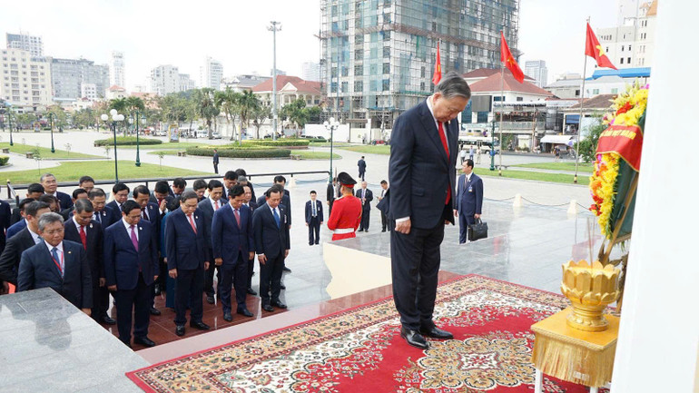 Tổng Bí thư Tô Lâm đặt vòng hoa tại Đài Độc lập, Đài tưởng niệm cố Quốc vương Norodom Sihanouk, Đài Hữu nghị Campuchia - Việt Nam
